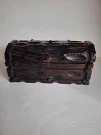 Antico porta gioie a forma di Forziere in legno 