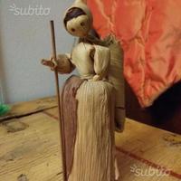Bambolina con gerla fatta a mano con "bratte"