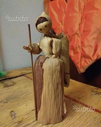 Bambolina con gerla fatta a mano con "bratte"