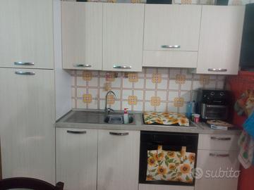 Cucina con inclusi forno e frigorifero