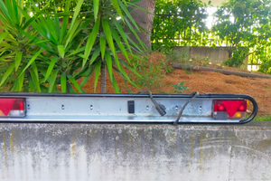 Barra portafaro posteriore per rimorchio/carrello