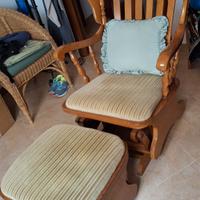 Sedia a dondolo con poggiapiedi 