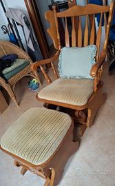 Sedia a dondolo con poggiapiedi 