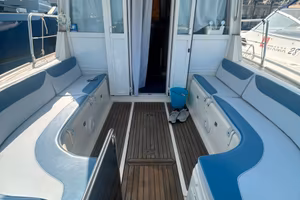 Gozzo cabinato semiplanante