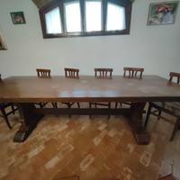 Grande tavolo in legno massello.