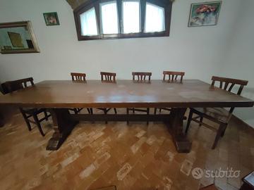 Grande tavolo in legno massello.