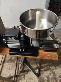 Macchina per passata o salsa elettrica a 220volts
