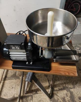 Macchina per passata o salsa elettrica a 220volts
