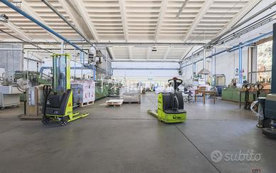 AMPI CAPANNONI ACCORPATI A 2 APPARTAMENTI IN VIA D