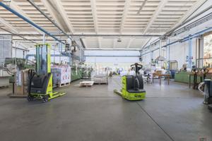 AMPI CAPANNONI ACCORPATI A 2 APPARTAMENTI IN VIA D