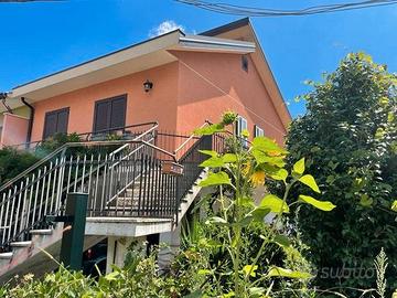 Villetta bifamiliare, + giardino e posti auto