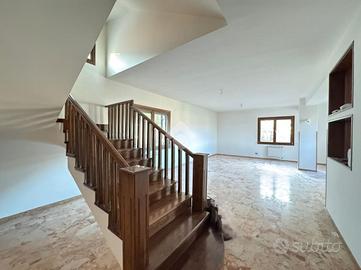 VILLA A SCHIERA D'ANGOLO A CATANZARO