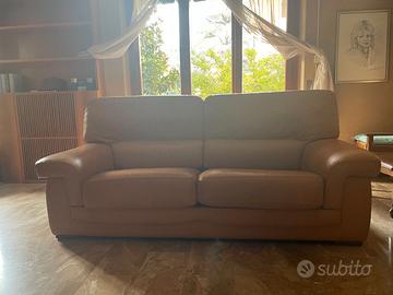Coppia di divani pelle color ocra/marrone chiaro