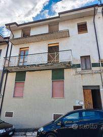Appartamento su 3 piani da ristrutturare. 250mq