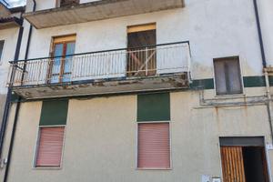 Appartamento su 3 piani da ristrutturare. 250mq