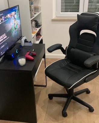 Monitor , sedia e scrivania e cassa