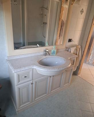 Mobile bagno Iotti con top in marmo e specchio.