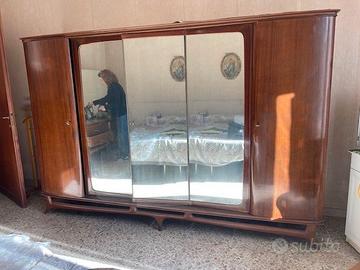Armadio anni ’60 cinque ante e comò con specchiera