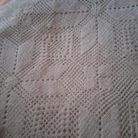 coperta interamente fatta a mano ad uncinetto 