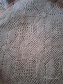 coperta interamente fatta a mano ad uncinetto 