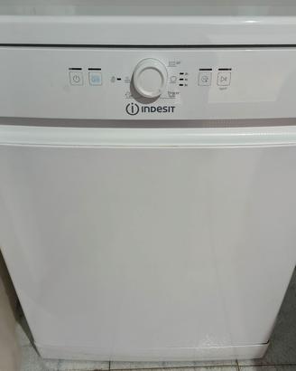 lavastoviglie Indesit pari al NUOVO 