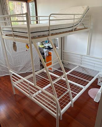 Struttura letto a castello con un materasso