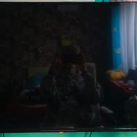 televisione  43" + staffa per fissarlo al muro