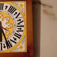 orologio dipinto su mattonella 