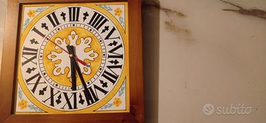 orologio dipinto su mattonella 