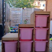 TROFAST A SCALA Color pino con contenitori rosa