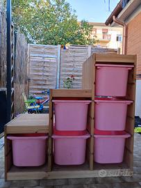 TROFAST A SCALA Color pino con contenitori rosa