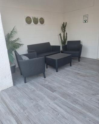 set divani +tavolo con sedie 