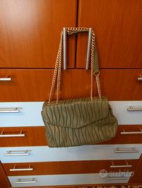 Borsa in ecopelle verde , con catenella dorata