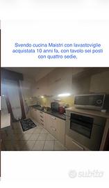 Cucina accessoriata con tavolo e quattro sedie
