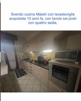 Cucina accessoriata con tavolo e quattro sedie