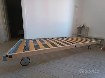 Letto con doghe e ruote 