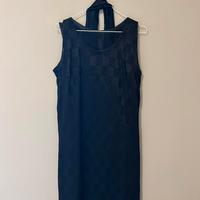 Vestito nero estivo sartoriale con sciarpa