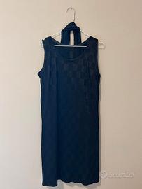 Vestito nero estivo sartoriale con sciarpa