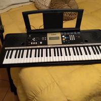 pianola Yamaha con base di appoggio 