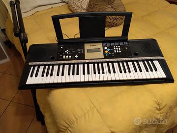 pianola Yamaha con base di appoggio 