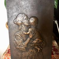 Donna in bronzo con bambino