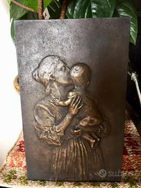 Donna in bronzo con bambino