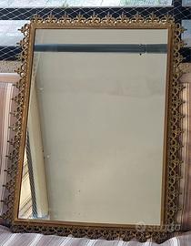 Specchio italiano rococò con bordo in ottone dorat