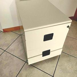 Cassettiera per ufficio con rotelle.