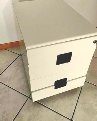 Cassettiera per ufficio con rotelle.