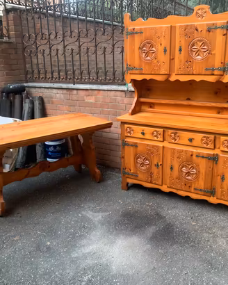 Sala con credenza , tavolo e cantonale