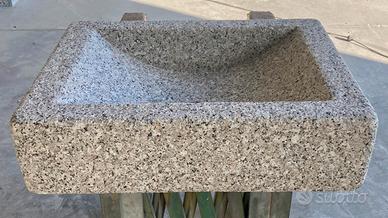Lavandino/lavabo/lavello in pietra.