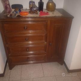 piccola cassettiera in legno anni 70