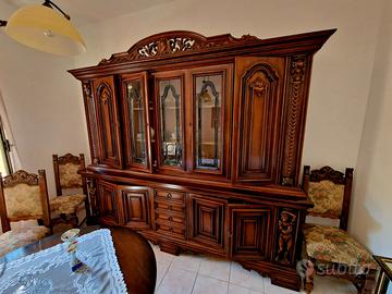 vetrina con intarsi e decorazioni floreali.