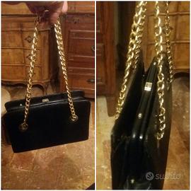 borsa nera in lucertola anni'60con catena dorata